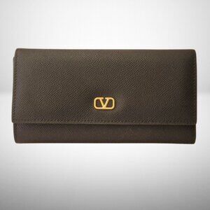 Valentino Garavani V-LOGO Continental Wallet in Black Grained Leather.